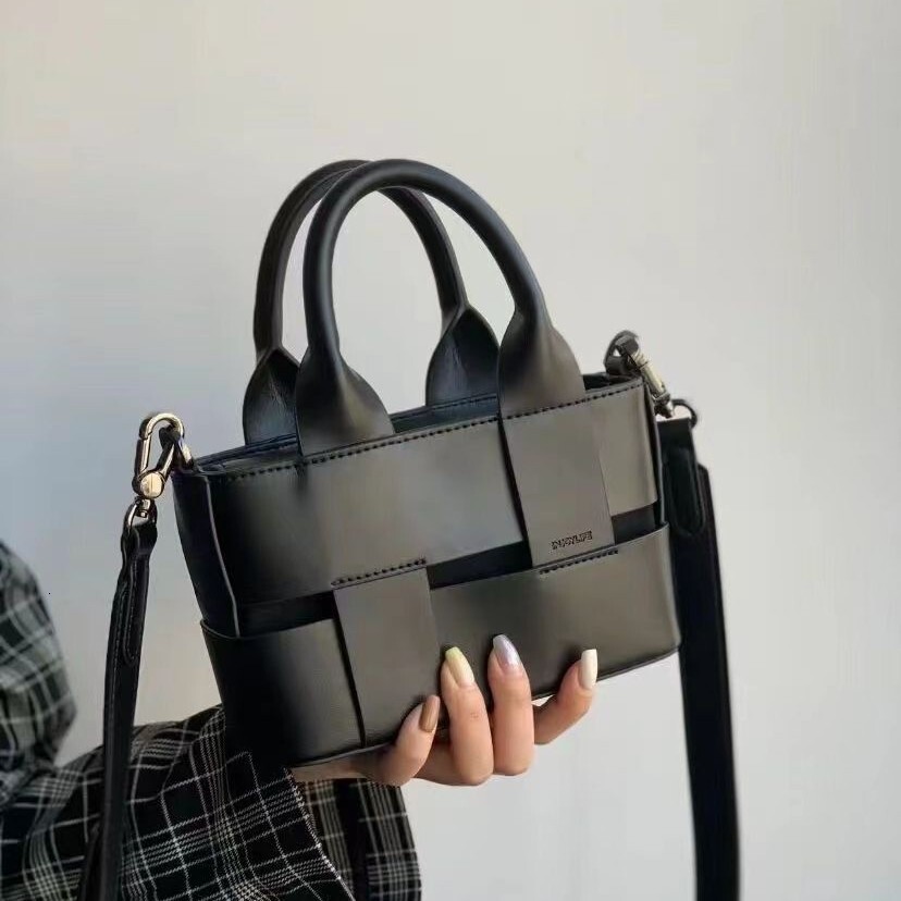 Free Shipping 2025 New Designer Bag Niche Design Handbag For Women New High-end Woven Basket Shoulder Fashion Crossbody Bag For Going Out