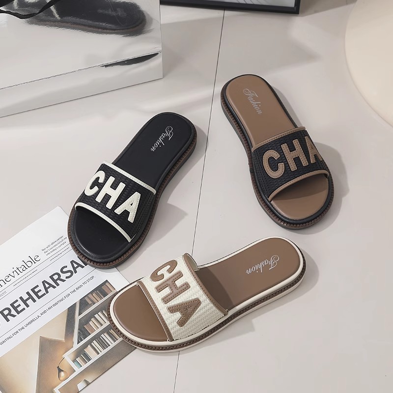 Designer slippers sandals women's flat shoes French summer sandals fashionable style for wearing on the outside women going out to the beach one 