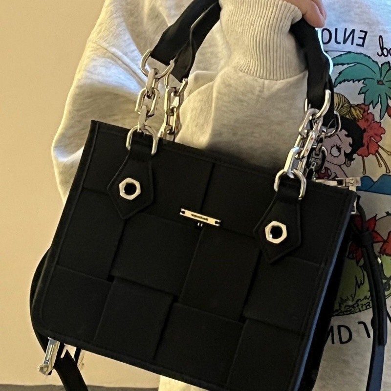 Free Shipping 2025 New Designer Bag Spring Summer Crossbody Tote Bag For Women Woven Underarm Bag Small Niche Design Commuter Handbag