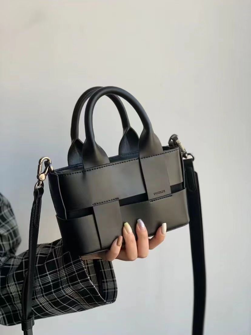 Free Shipping 2025 New Designer Bag Niche Design Handbag For Women New High-end Woven Basket Shoulder Fashion Crossbody Bag For Going Out