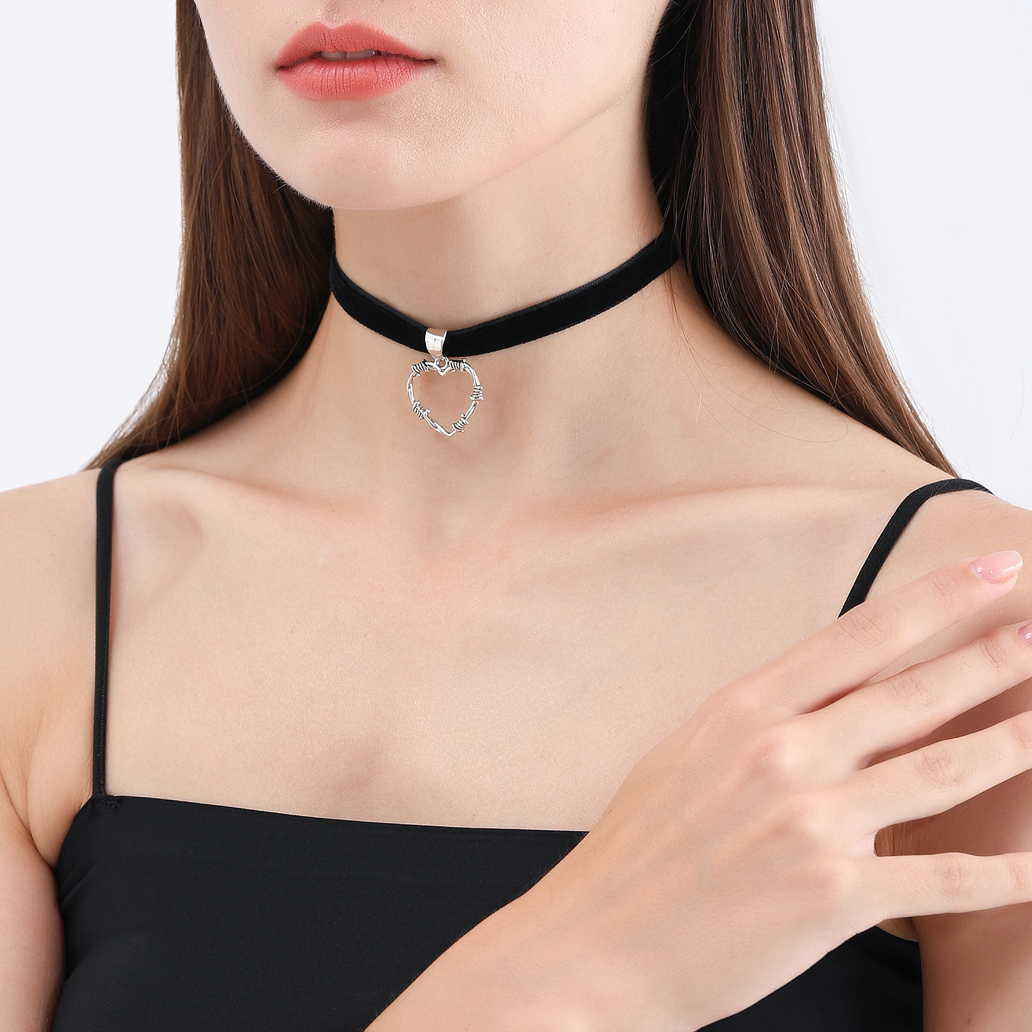 Accessories Trendy Black Ribbon Choker Hollow Heart Necklace for Women Dark Style Clubbing Collarbone Chain Jewelry for Women