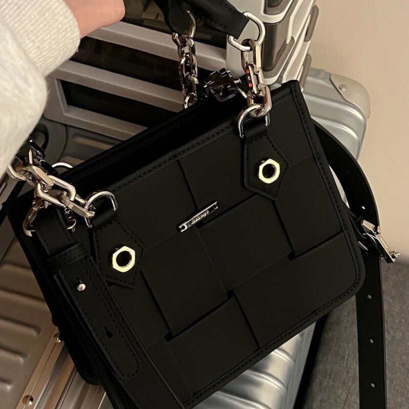 Free Shipping 2025 New Designer Bag Spring Summer Crossbody Tote Bag For Women Woven Underarm Bag Small Niche Design Commuter Handbag