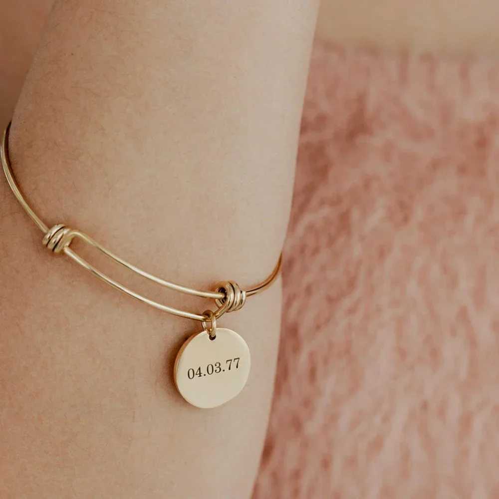 Bangles for Women Personalized Custom Engraving 1-4 Names Round Pendant Stainless Steel Friendship Bracelet Jewelry Psera Mujer X250625