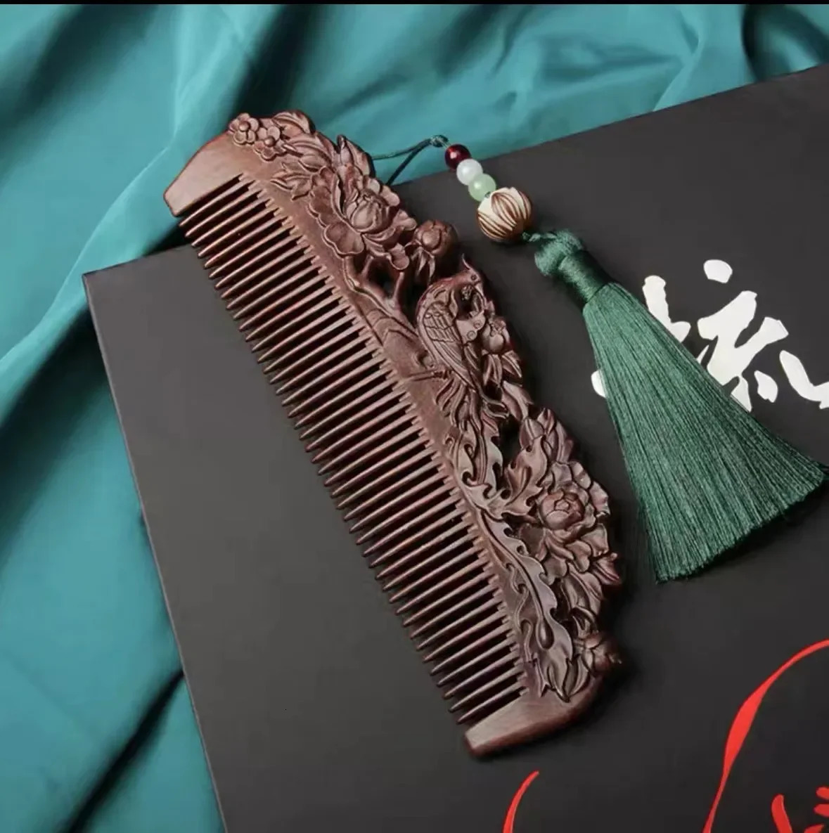 Natural Sandalwood Combs Solid Wood Carving Comb Anti-Static Beard Comb Handicraft Hair Styling Year Valentines Day Gift 250625