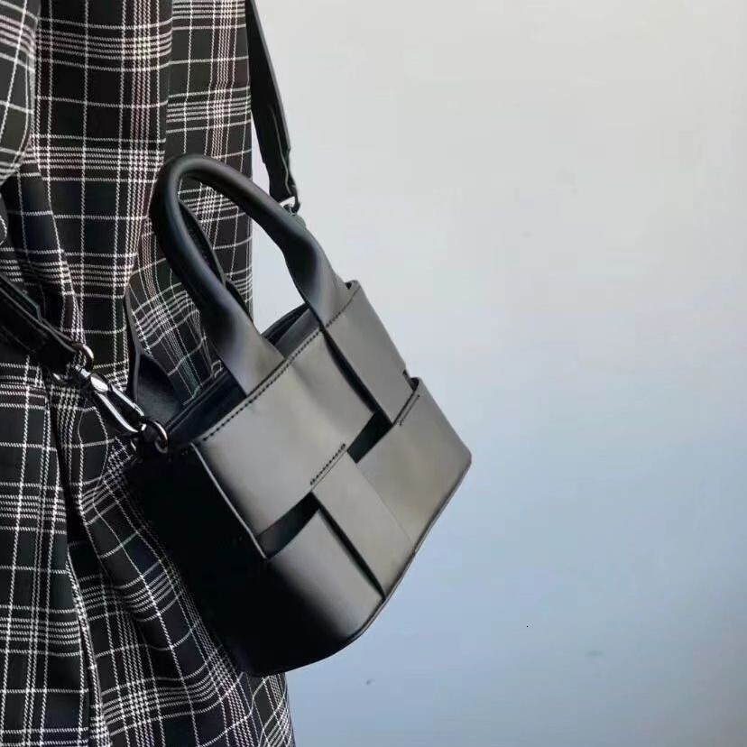 Free Shipping 2025 New Designer Bag Niche Design Handbag For Women New High-end Woven Basket Shoulder Fashion Crossbody Bag For Going Out