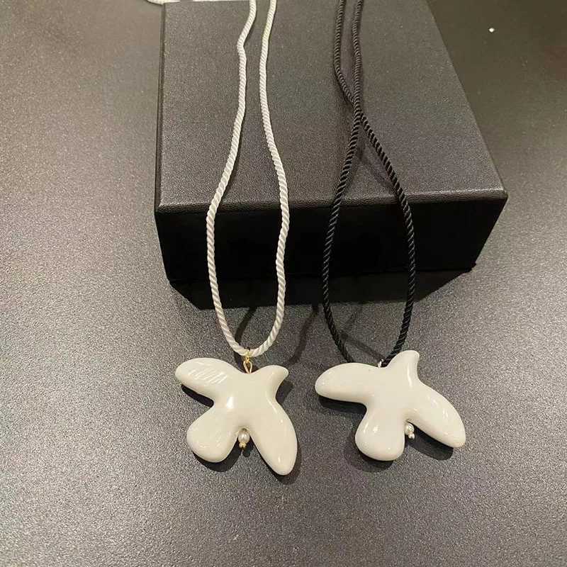 New Fashion White Peace Dove Pendant Necklace for Women Vintage Metal Geometric Round Ear Hoop Jewelry Girls Gift V250625