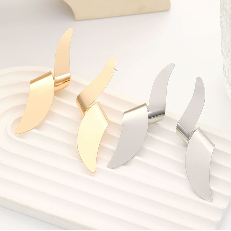 New exaggerated glossy twisted tassel geometric earrings female irregular earrings senior sense earrings