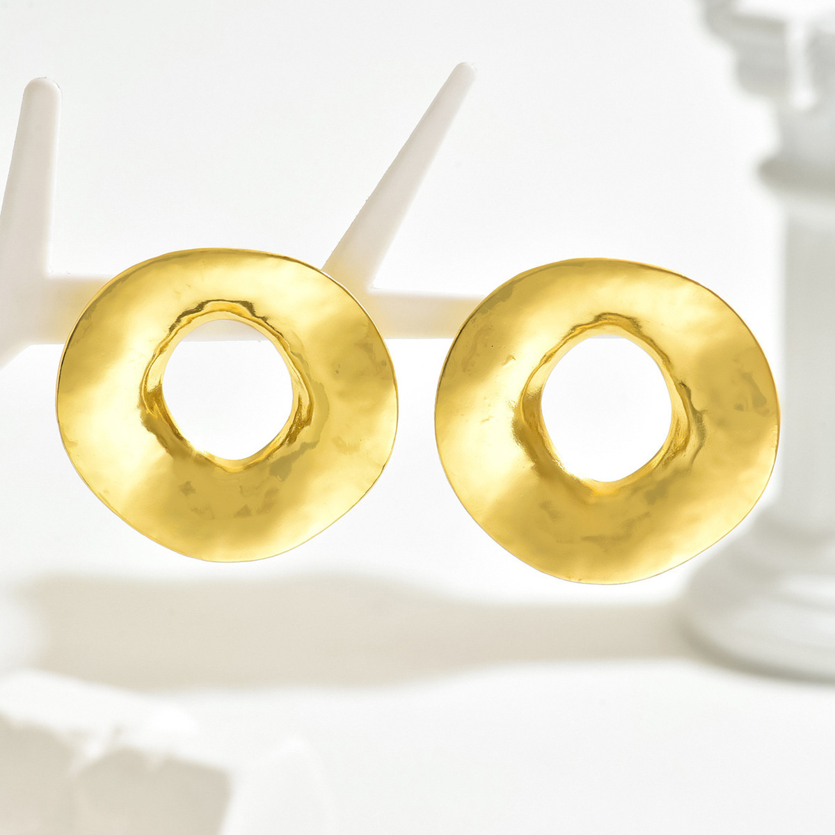 Fashion Women S Light High End Sense Circle Hlow Design Stud Gd Earrings