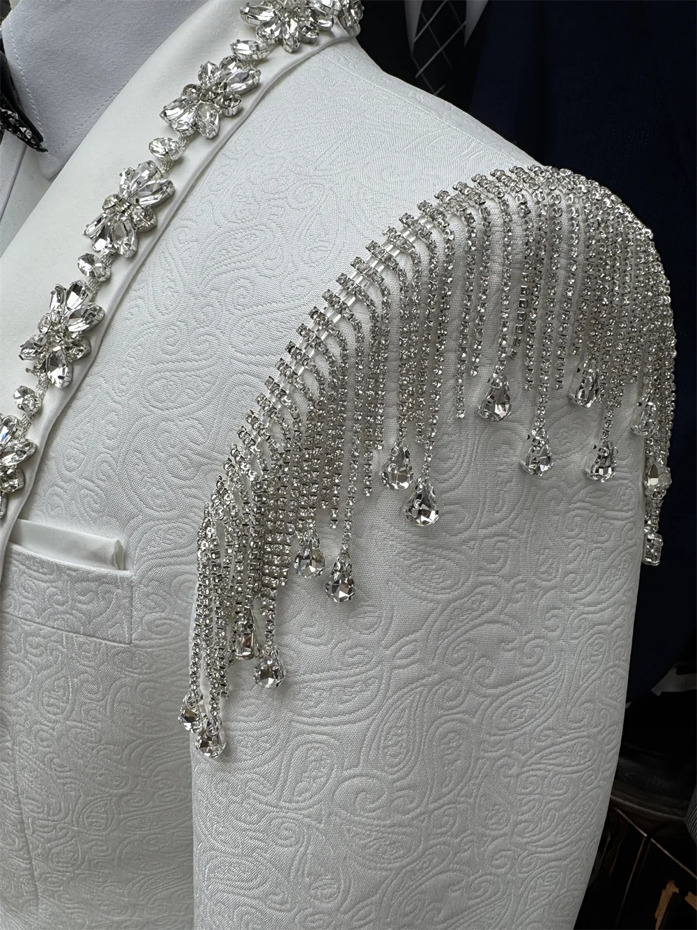 Luxury Crystal Men Suits Tailor-Made 2 Pieces Set Shawl Lapel Jacquard Jacket Rhinestone Tassel Blazer One-Button Customized Coat Pants Plus Size