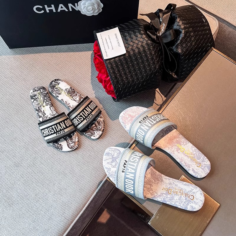 Designer slippers sandals women's flat shoes French summer sandals fashionable style for wearing on the outside women going out to the beach one 