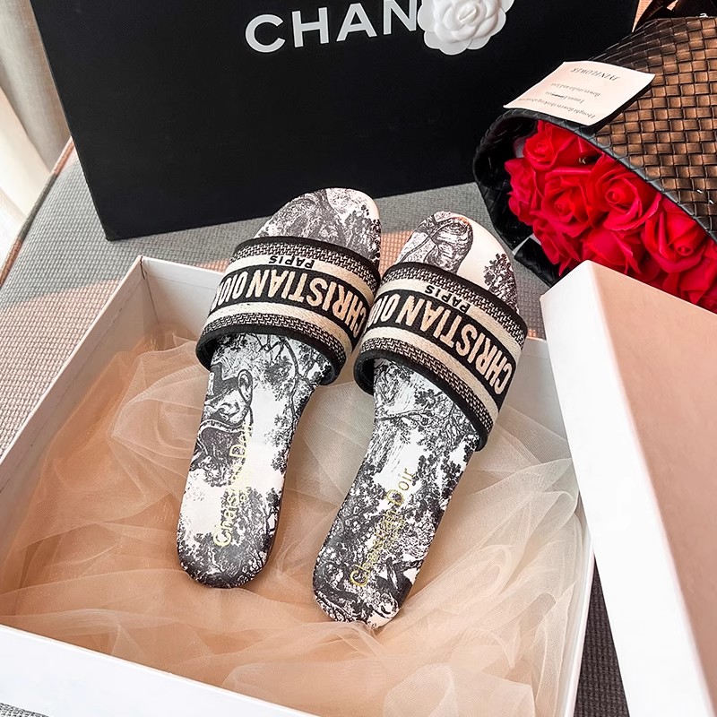 Designer slippers sandals women's flat shoes French summer sandals fashionable style for wearing on the outside women going out to the beach one 