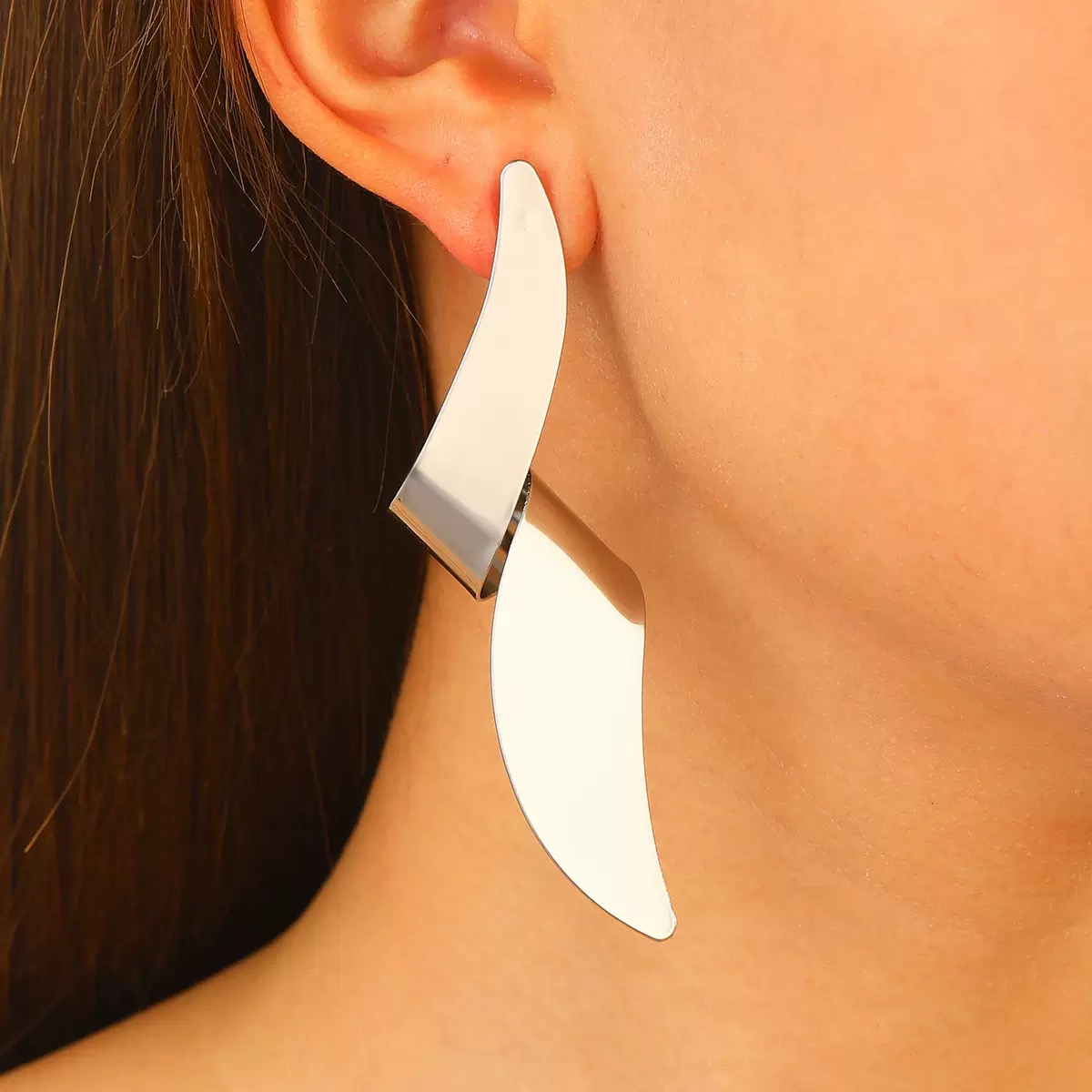 New exaggerated glossy twisted tassel geometric earrings female irregular earrings senior sense earrings