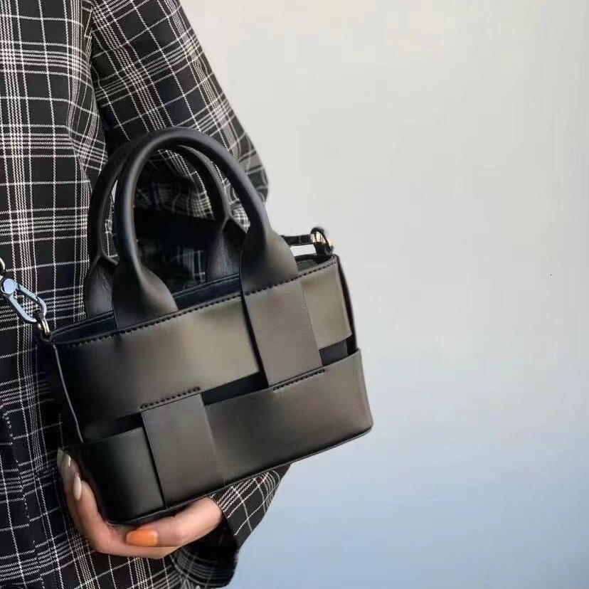 Free Shipping 2025 New Designer Bag Niche Design Handbag For Women New High-end Woven Basket Shoulder Fashion Crossbody Bag For Going Out