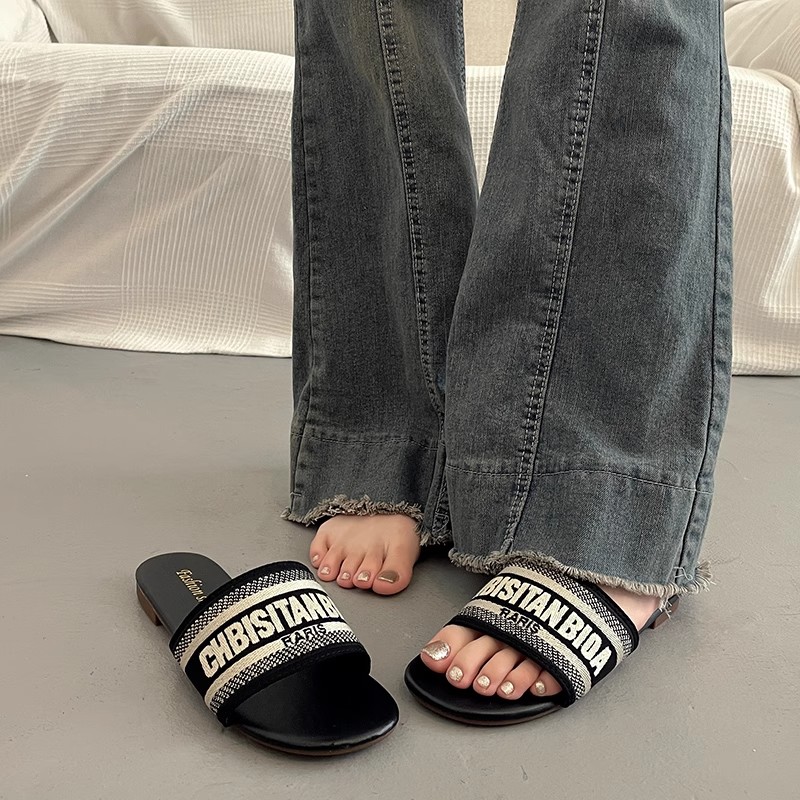 2025 new Designer slippers sandals women's flat shoes French summer sandals fashionable style for wearing on the outside women going out to the b