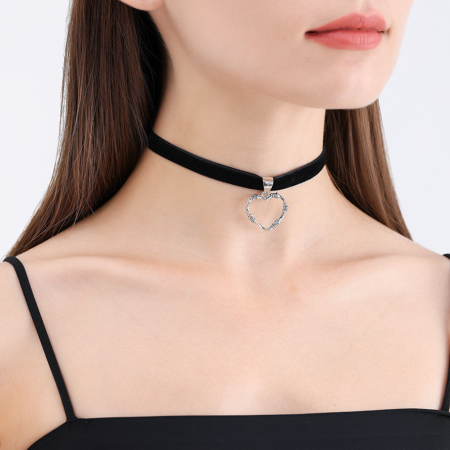 Accessories Trendy Black Ribbon Choker Hollow Heart Necklace for Women Dark Style Clubbing Collarbone Chain Jewelry for Women