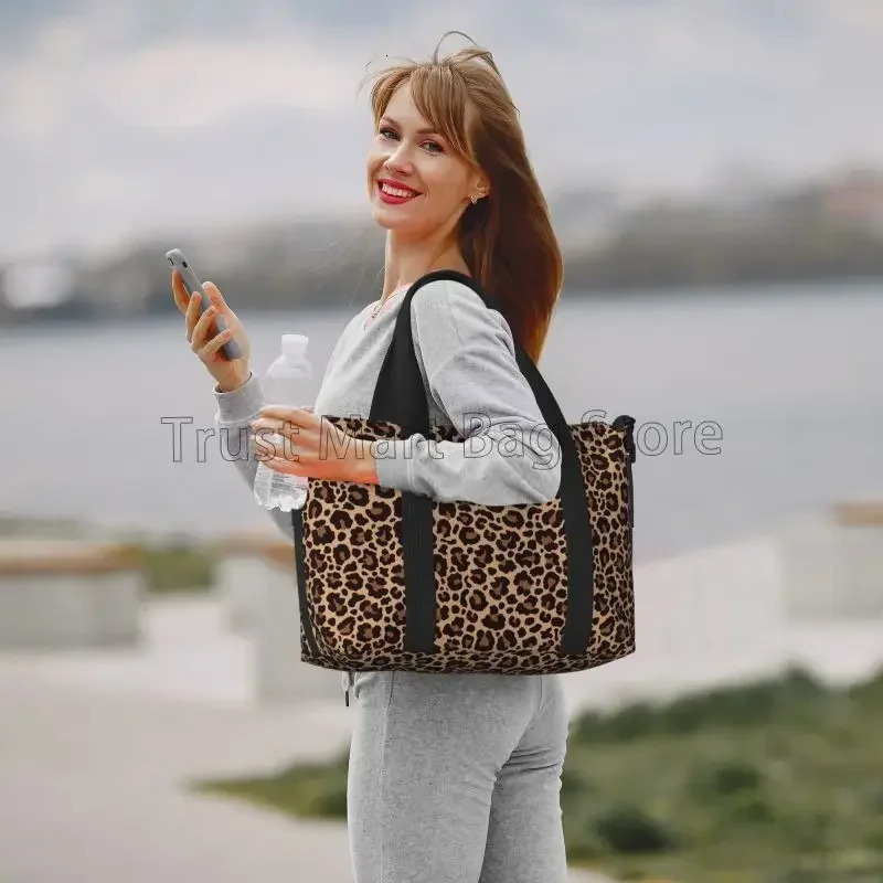 Leopard Printed Travel Duffel Bags Foldable Medium Weekender Overnight Carry on Bags for Women Waterproof Sport Gym Bag for Men 250624