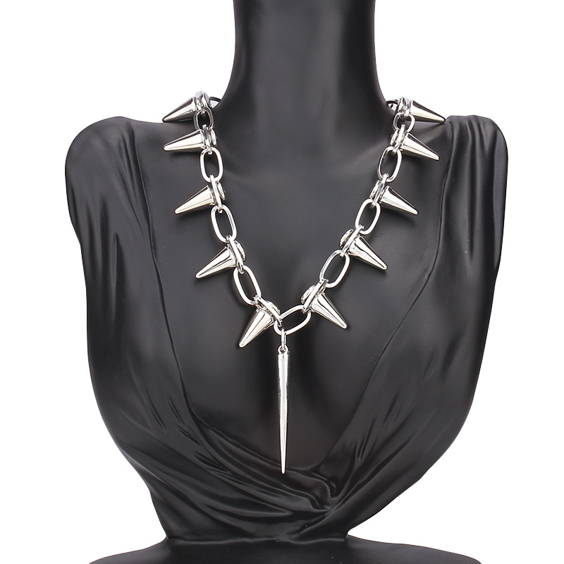 Stylish Unisex Punk Jewelry Distinctive Riveted Link Chain Featuring Festooned Metal Accents
