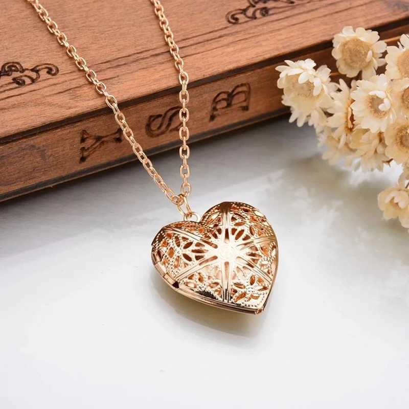 Retro Hollow Heart Pendant Necklace for Women Geometric Charm Collares Chain Clavicle Jewelry Statement Christmas Gift M250625