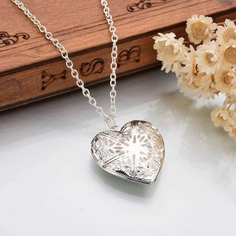 Retro Hollow Heart Pendant Necklace for Women Geometric Charm Collares Chain Clavicle Jewelry Statement Christmas Gift M250625