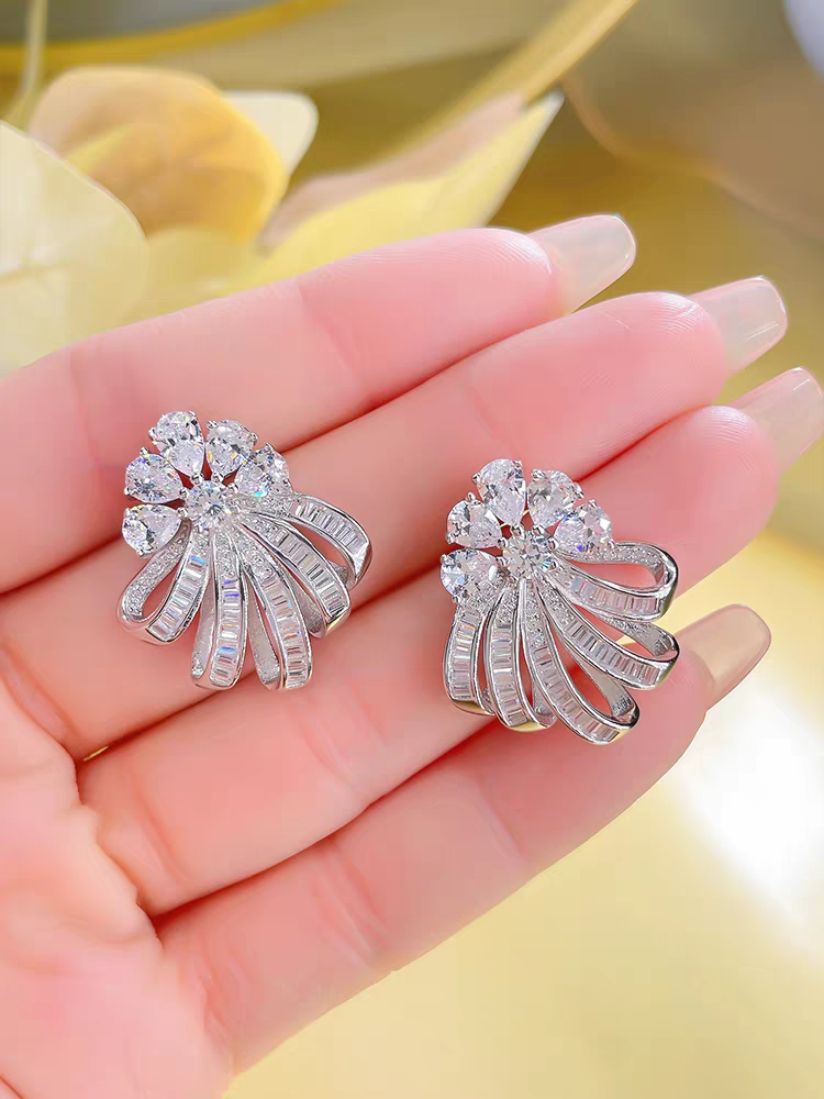 2025 Choucong Bright Stud Earrings Noble Jewelry Genuine 100% S925 Sterling Silver Water Drop White Moissanite Diamond Party Women Geometry Flower Ear