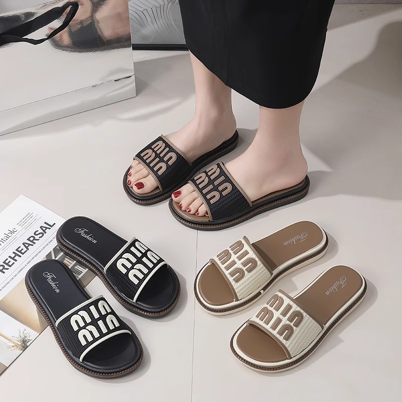 Designer slippers sandals women's flat shoes French summer sandals fashionable style for wearing on the outside women going out to the beach one 