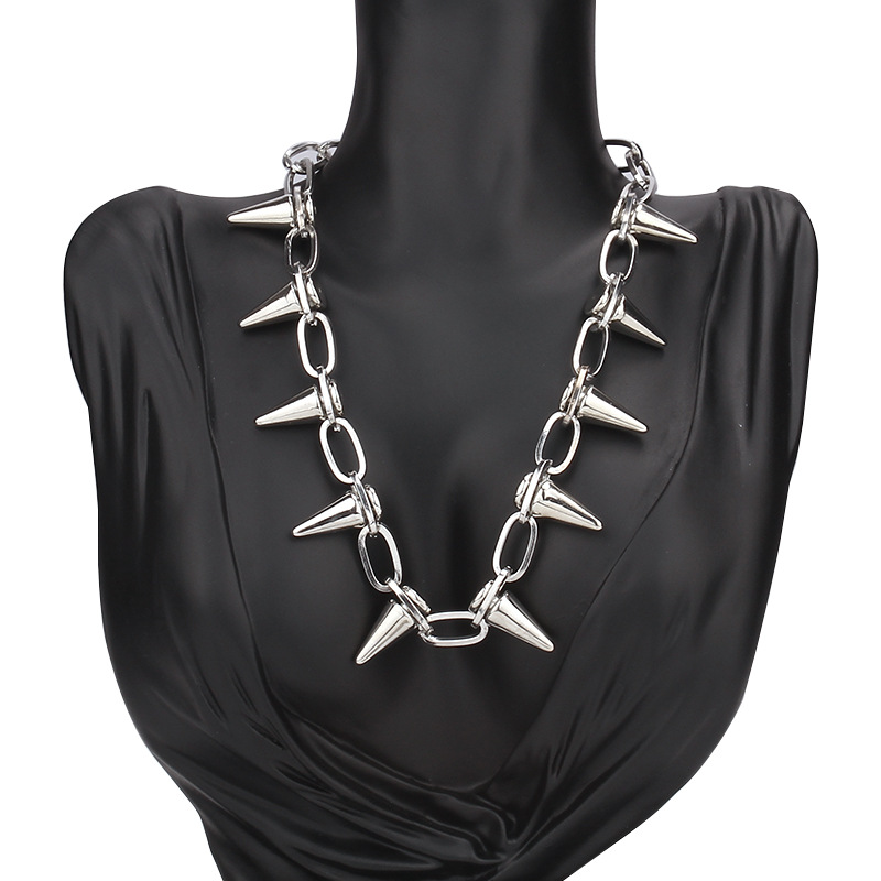 Stylish Unisex Punk Jewelry Distinctive Riveted Link Chain Featuring Festooned Metal Accents