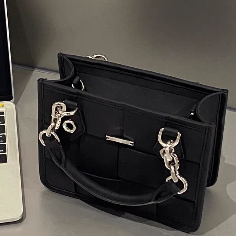 Free Shipping 2025 New Designer Bag Spring Summer Crossbody Tote Bag For Women Woven Underarm Bag Small Niche Design Commuter Handbag