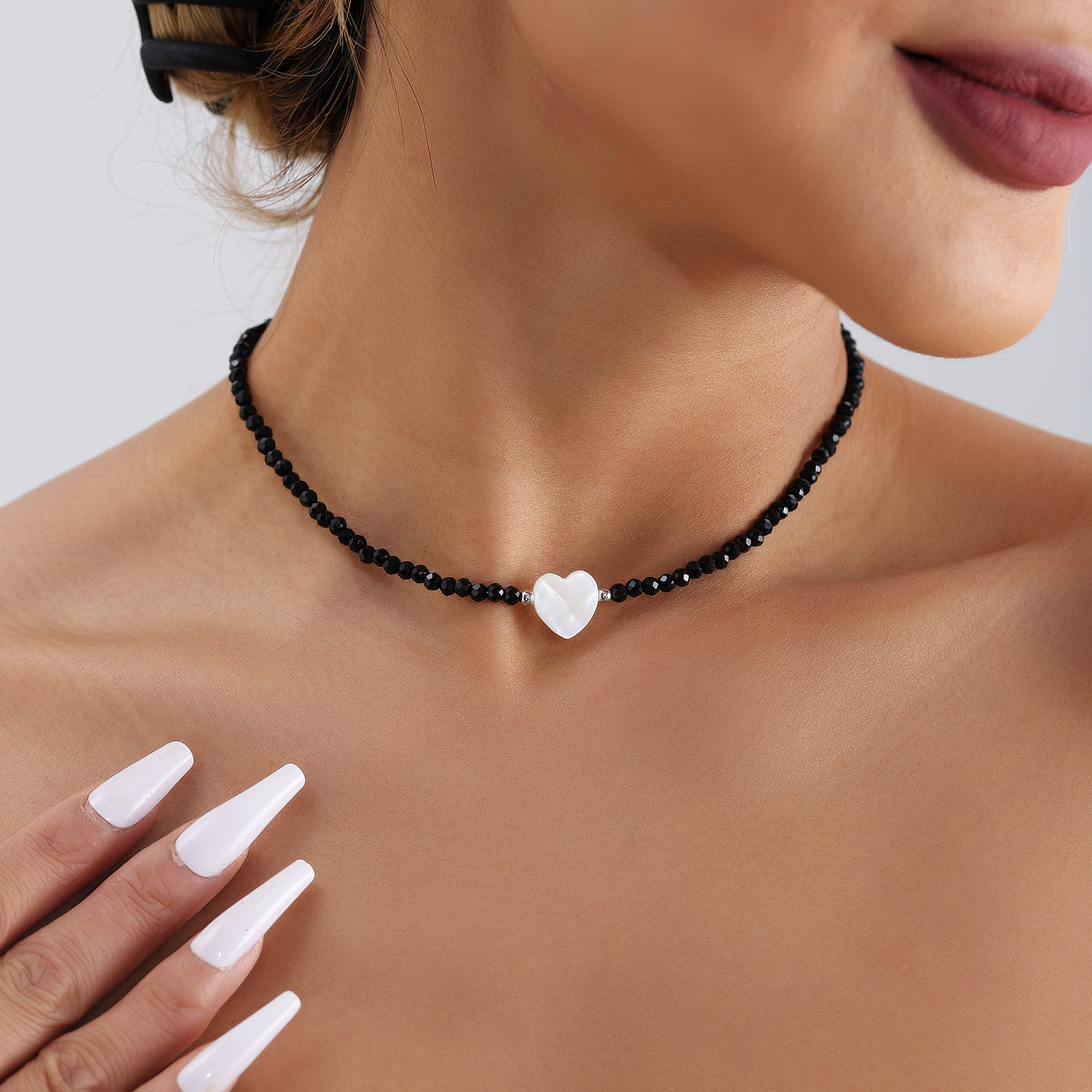 Niche Design Elegant White Water Flow Pattern Mother-of-Pearl Black Pointed Imitation Crystal Light High-End Necklace for Women Jewelry for Women