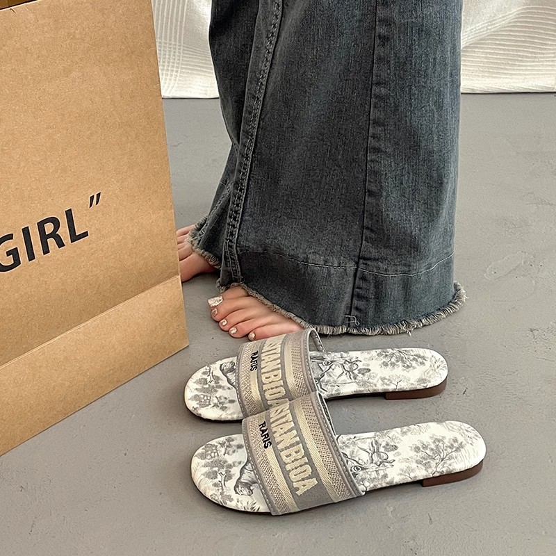 Designer slippers sandals women's flat shoes French summer sandals fashionable style for wearing on the outside women going out to the beach one 