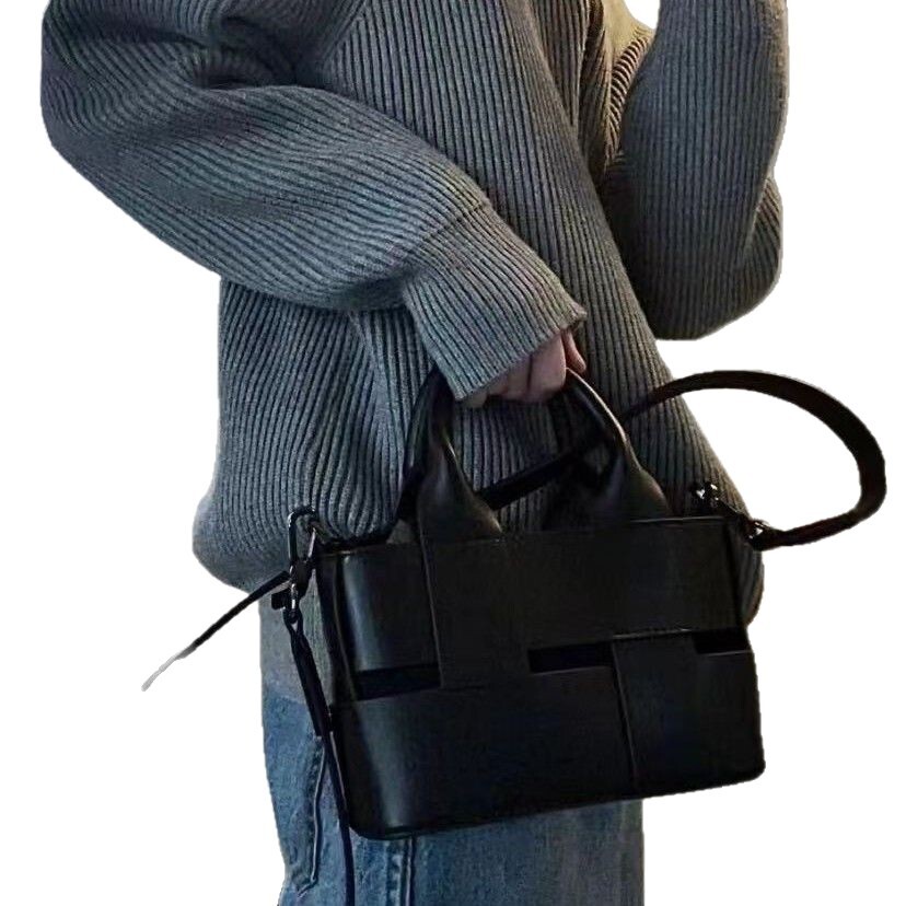 Free Shipping 2025 New Designer Bag Niche Design Handbag For Women New High-end Woven Basket Shoulder Fashion Crossbody Bag For Going Out
