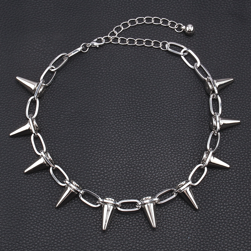 Stylish Unisex Punk Jewelry Distinctive Riveted Link Chain Featuring Festooned Metal Accents