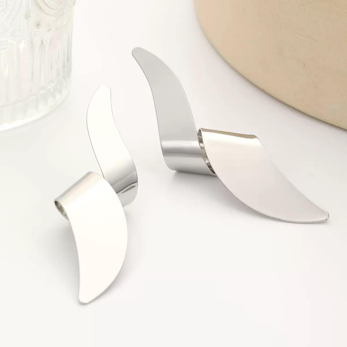 New exaggerated glossy twisted tassel geometric earrings female irregular earrings senior sense earrings