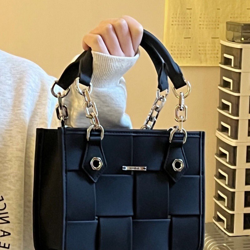 Free Shipping 2025 New Designer Bag Spring Summer Crossbody Tote Bag For Women Woven Underarm Bag Small Niche Design Commuter Handbag