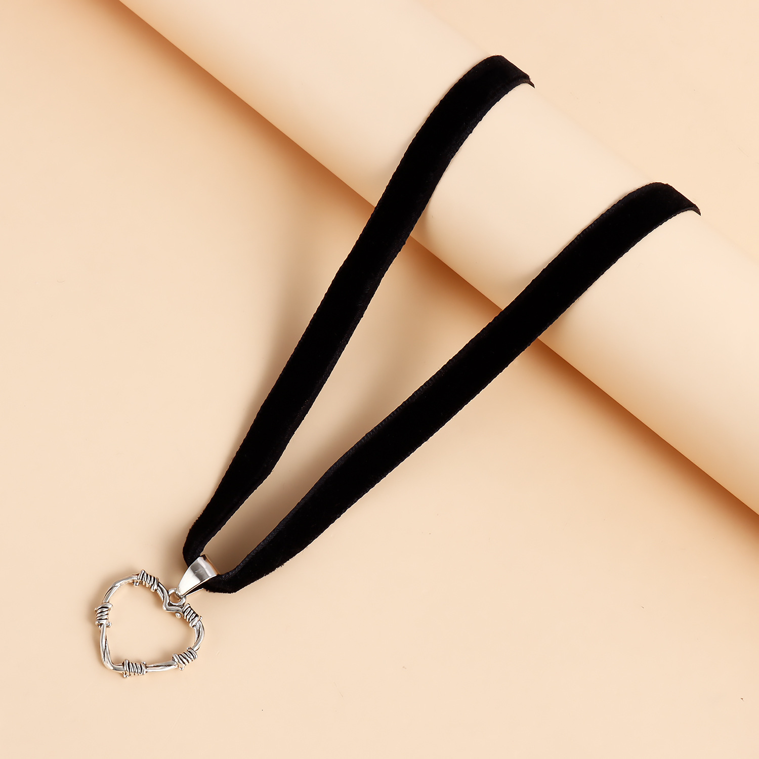 Accessories Trendy Black Ribbon Choker Hollow Heart Necklace for Women Dark Style Clubbing Collarbone Chain Jewelry for Women