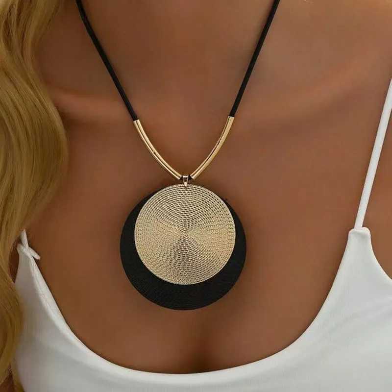 Vintage Unique Large Round Pendant Necklace for Women Creative Personalized Exaggerated Punk Style Jewelry Holiday Party Gift V250625