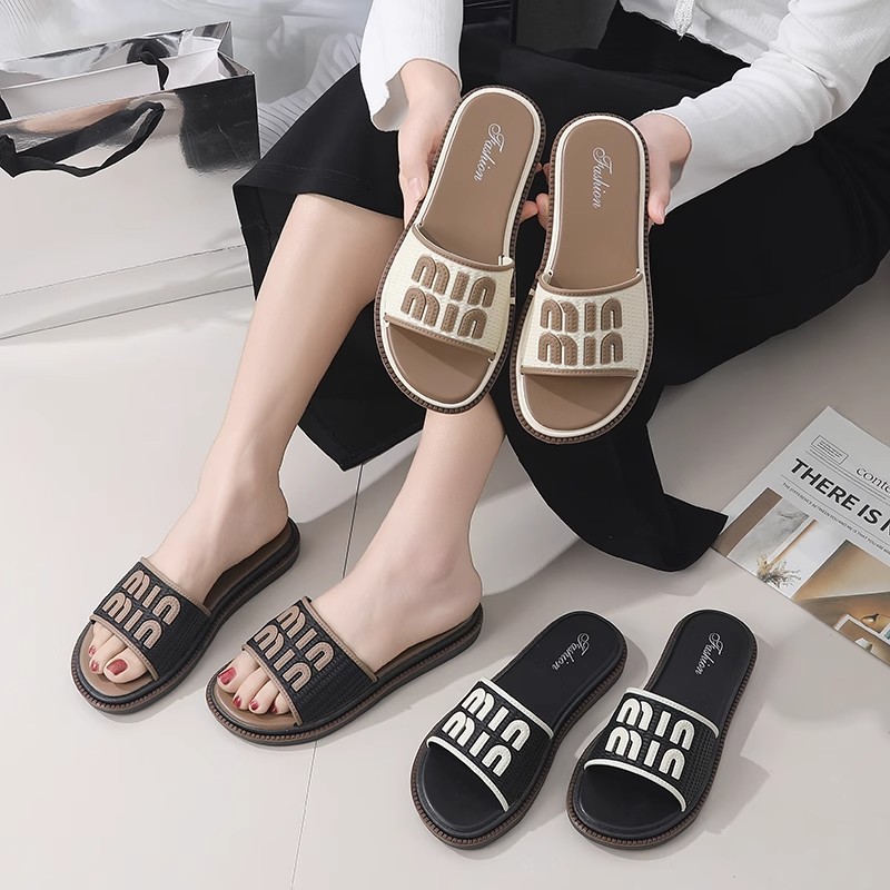 Designer slippers sandals women's flat shoes French summer sandals fashionable style for wearing on the outside women going out to the beach one 