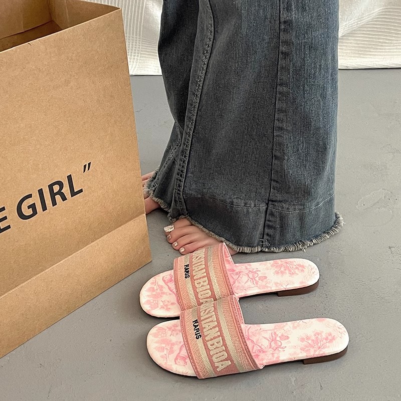Designer slippers sandals women's flat shoes French summer sandals fashionable style for wearing on the outside women going out to the beach one 