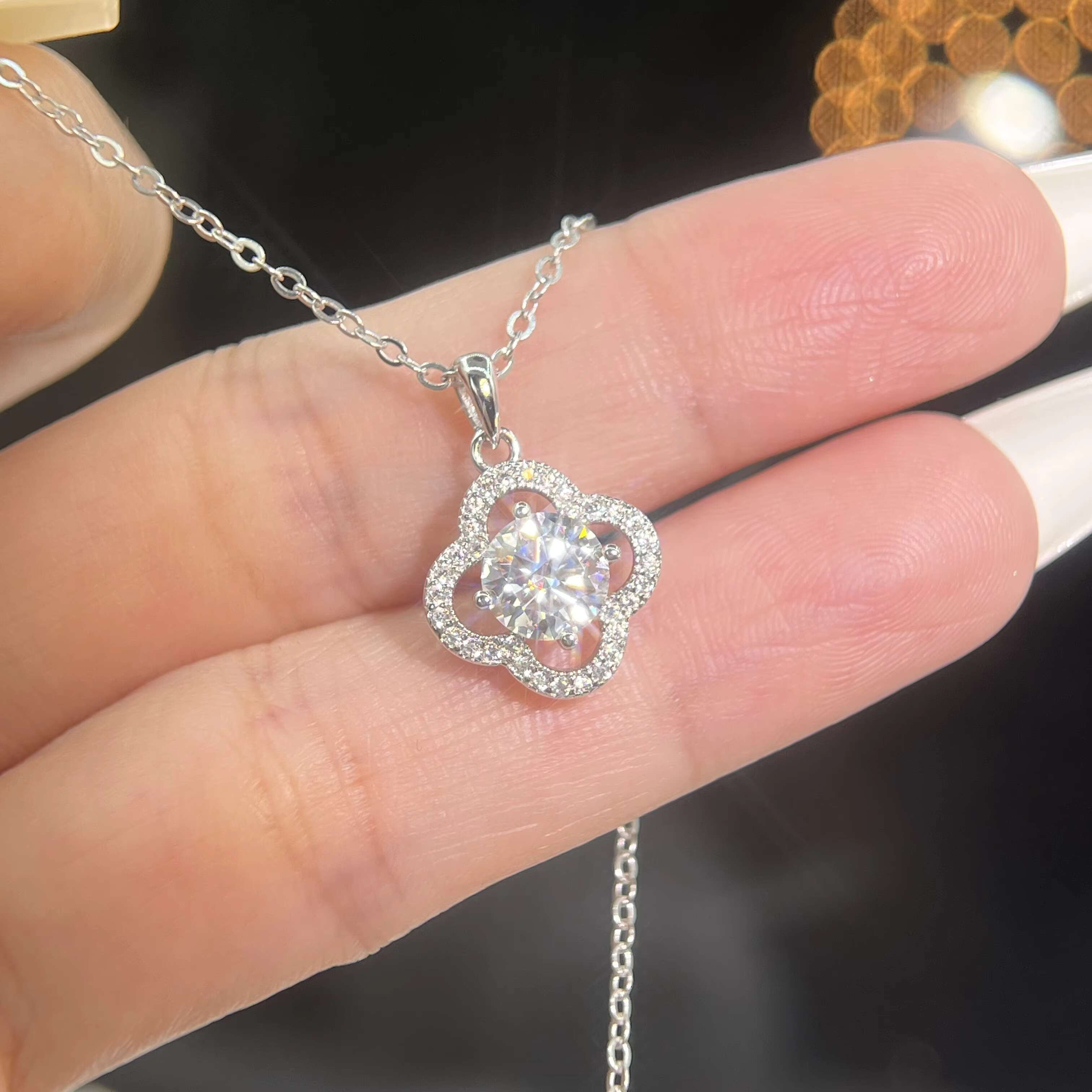Custom Clover Shape 1.0ct Vvs Moissanite Diamond Pendant Necklace S925 Sterling Silver Cross Chain for Women Wedding Jewelry