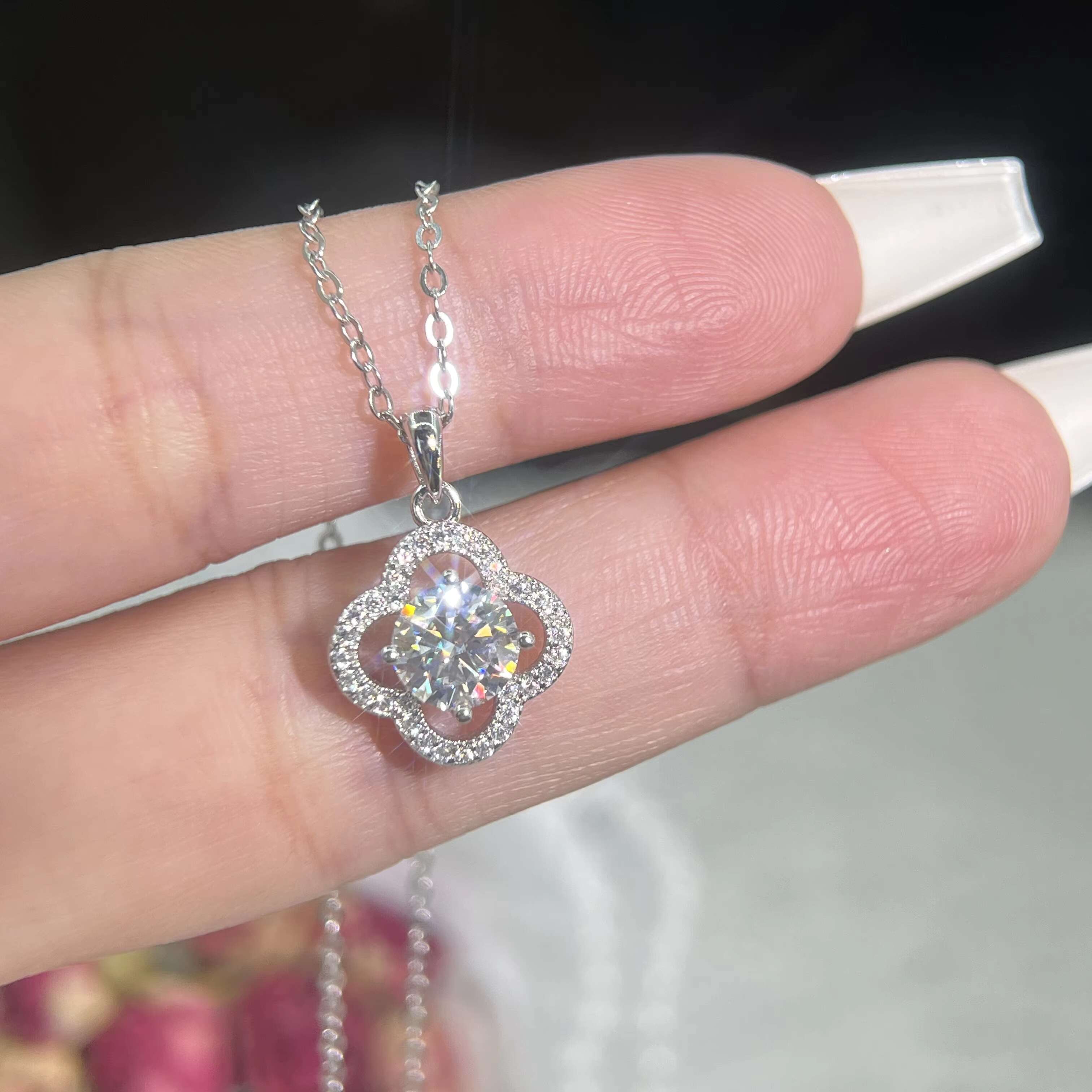 Custom Clover Shape 1.0ct Vvs Moissanite Diamond Pendant Necklace S925 Sterling Silver Cross Chain for Women Wedding Jewelry