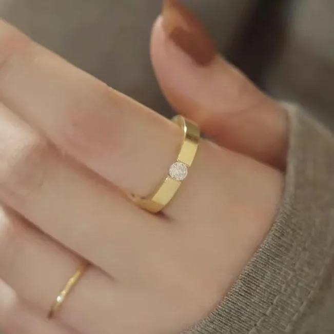 Luxury Minimalist 18K Gold Plated Titanium Steel Ring - Solitaire Cubic Zirconia Statement Piece for Women & Men