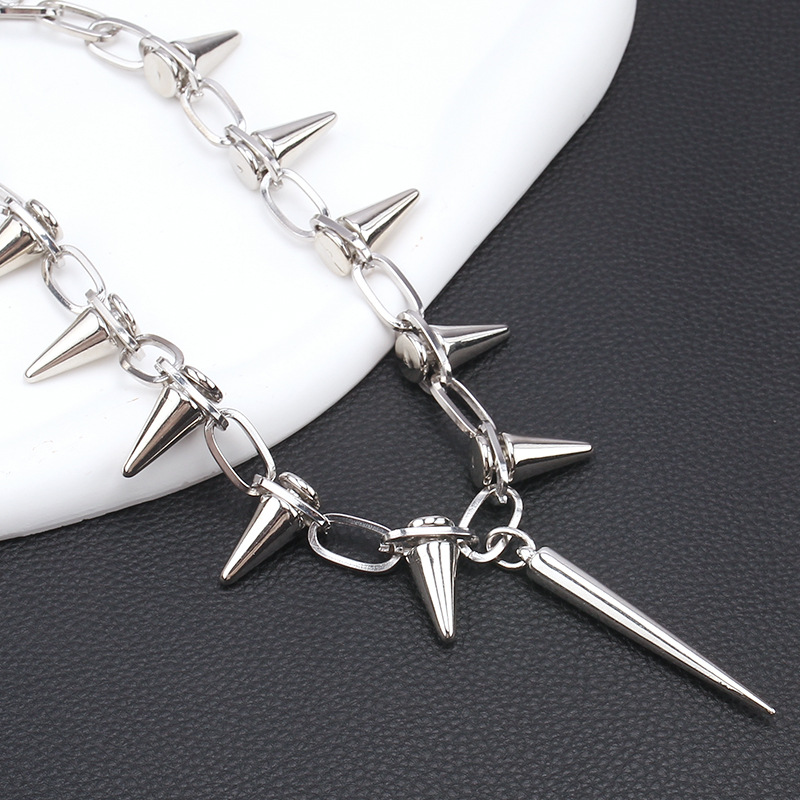 Stylish Unisex Punk Jewelry Distinctive Riveted Link Chain Featuring Festooned Metal Accents