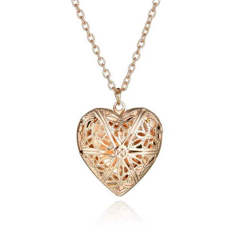 Retro Hollow Heart Pendant Necklace for Women Geometric Charm Collares Chain Clavicle Jewelry Statement Christmas Gift M250625