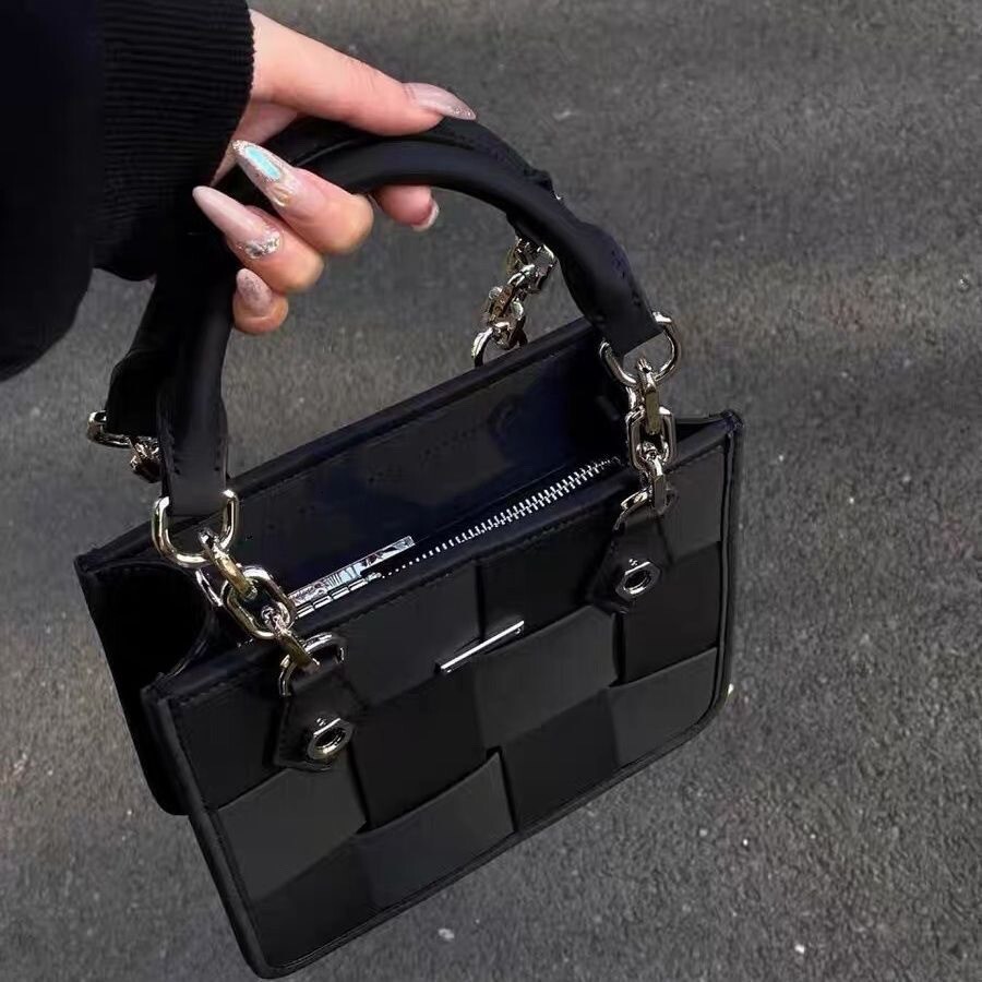 Free Shipping 2025 New Designer Bag Spring Summer Crossbody Tote Bag For Women Woven Underarm Bag Small Niche Design Commuter Handbag