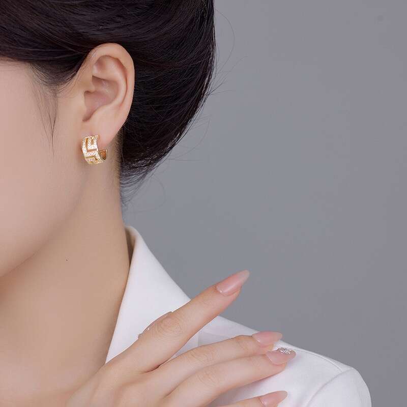Electroplated and hollowed-out C-shaped stud earrings with slightly inlaid light luxury and simple design are exquisite, versatile and elegant earring