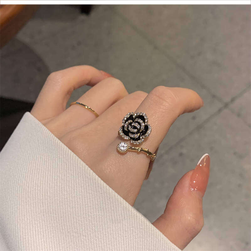 A black camellia ring for a woman with a high-end and elegant style on Instagram