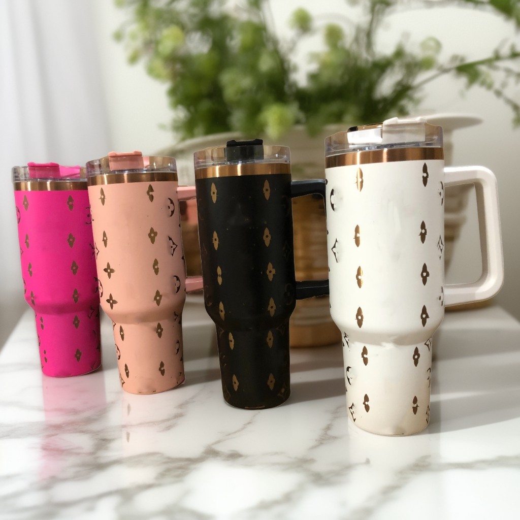 Mugs L Luxury Designer Tumblers 40 Oz Stylish Alphabet Tumblers With Handle Straws Stainless Steel Vacuum Insulated Termos Car Travel Mugs