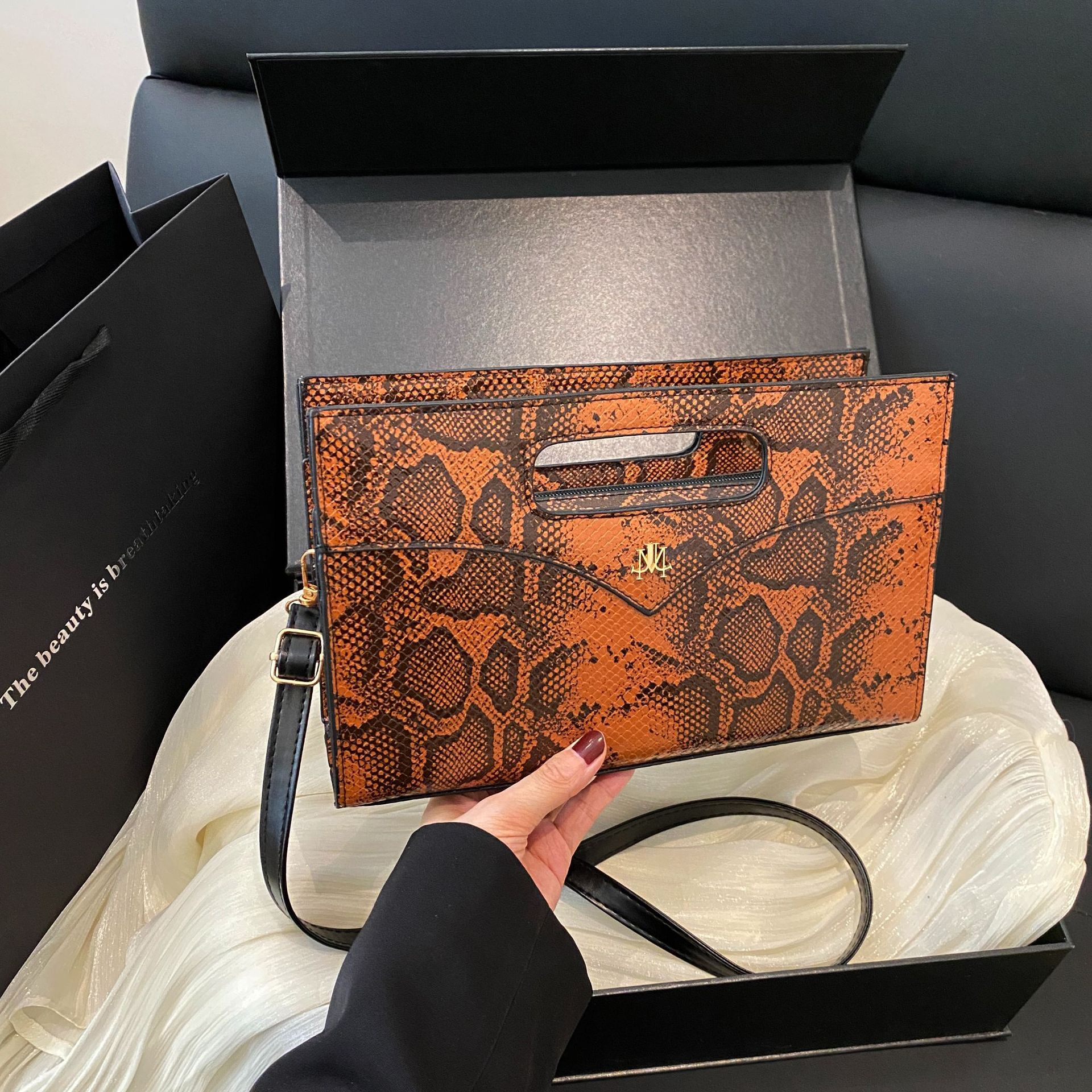 Free Shipping 2025 New Designer Bag High-end Fashion Snakeskin Pattern Handwoven Bag Fashion High-end Niche Evening Shoulder Bag For Women