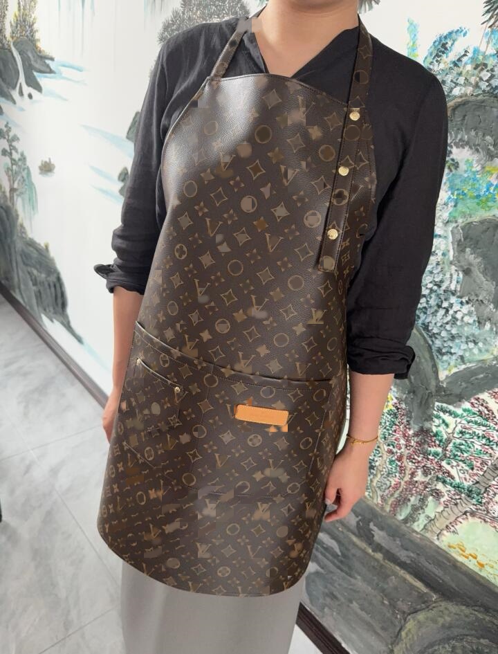 Top quality luxury leather waterproof hanging neck apron designer brown Old flower letter pattern kitchen dining apron Fashion retro back lace up apron