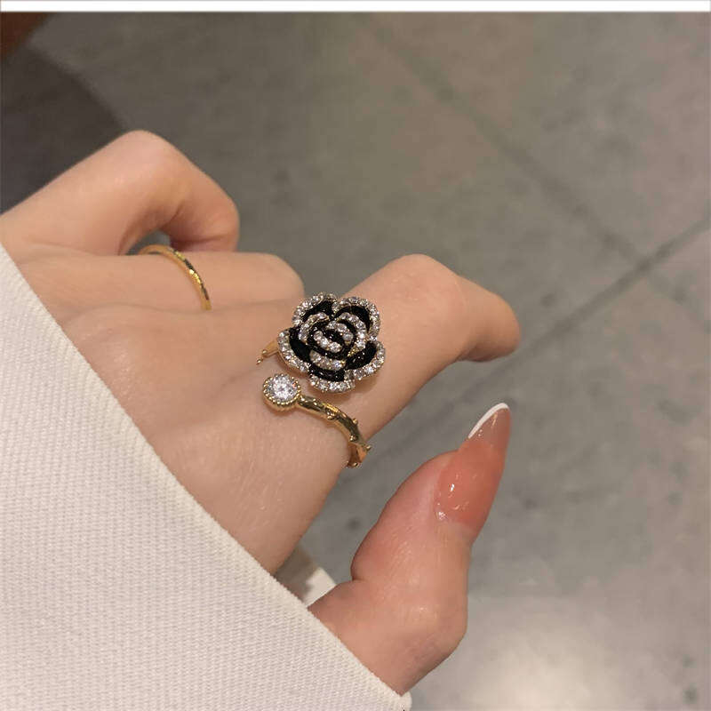 A black camellia ring for a woman with a high-end and elegant style on Instagram