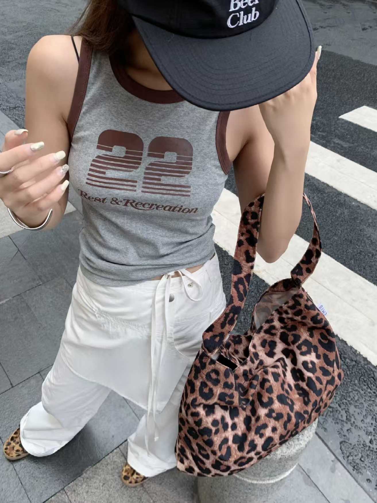 Res's Contrast Number 22 Printed Bottom Layer Vest American Hottie Pretty Girl Vintage Busty Short Sleeve Crew Neck T-Shirt L250626